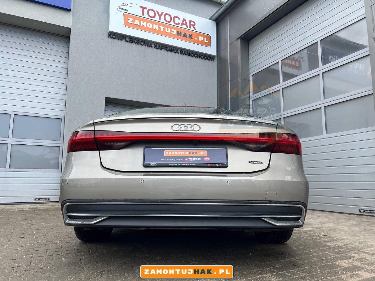 Audi A7 C8 2021 od tyłu, z widocznym hakiem holowniczym Westfalia A40V. Efekt profesjonalnego montażu w autoryzowanym serwisie w Poznaniu